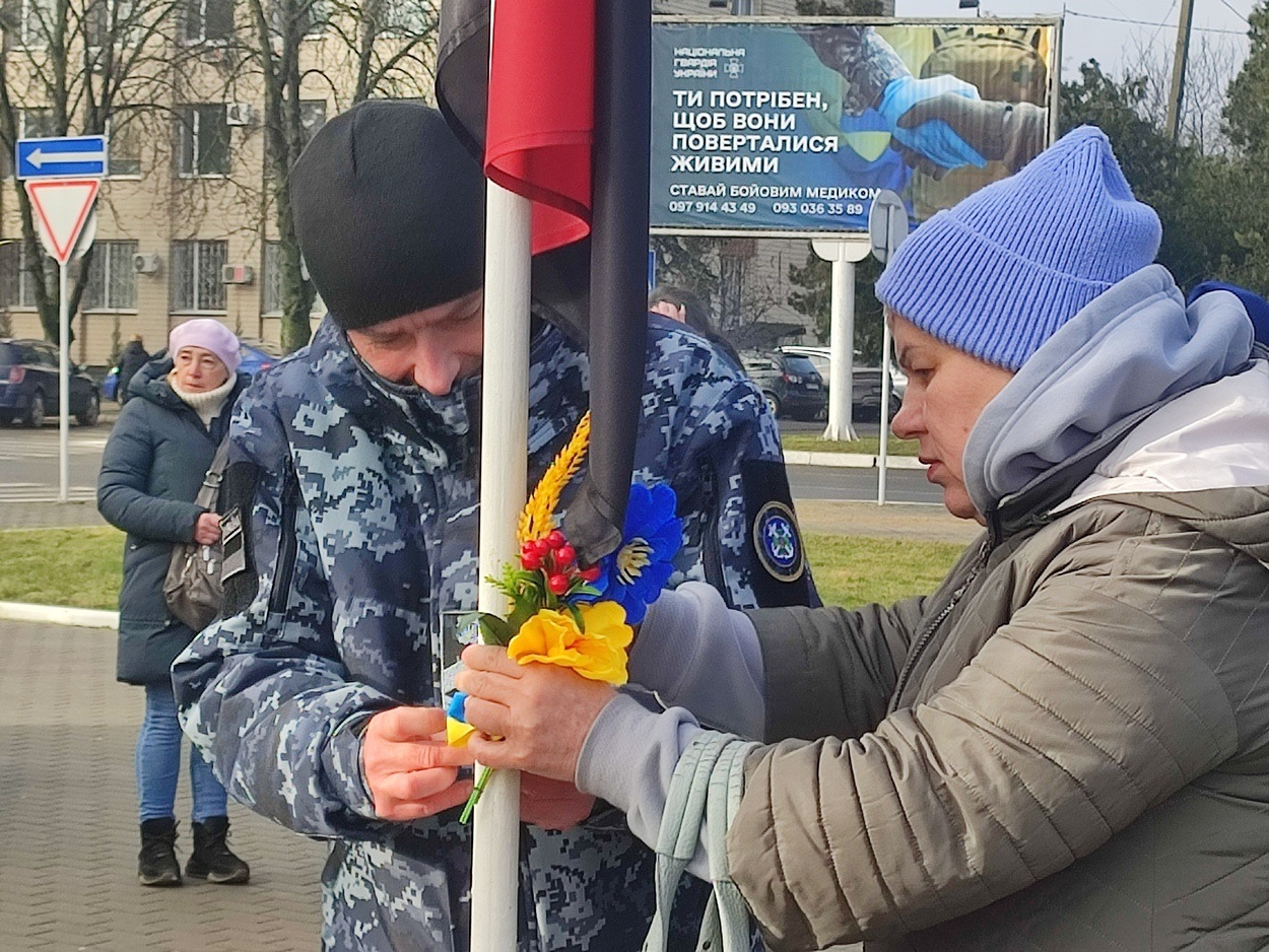 В Ізмаїлі на головній площі міста встановили бойові прапори бригад полеглих героїв-захисників