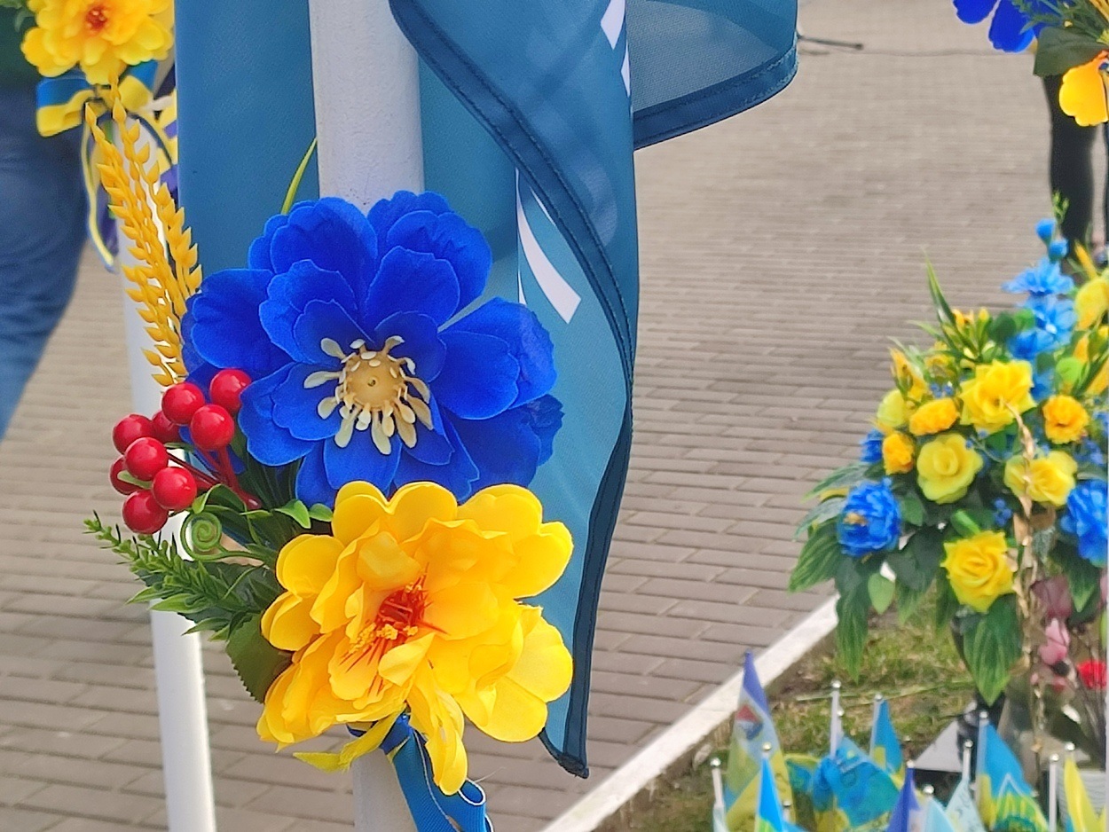В Ізмаїлі на головній площі міста встановили бойові прапори бригад полеглих героїв-захисників