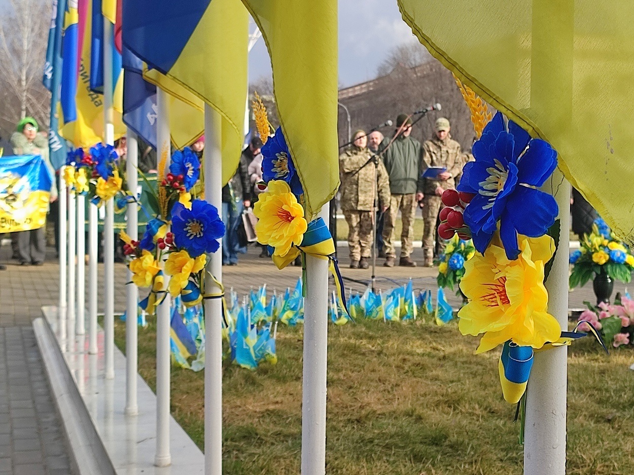 В Ізмаїлі на головній площі міста встановили бойові прапори бригад полеглих героїв-захисників