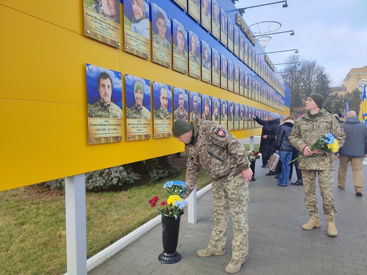 В Ізмаїлі на головній площі міста встановили бойові прапори бригад полеглих героїв-захисників