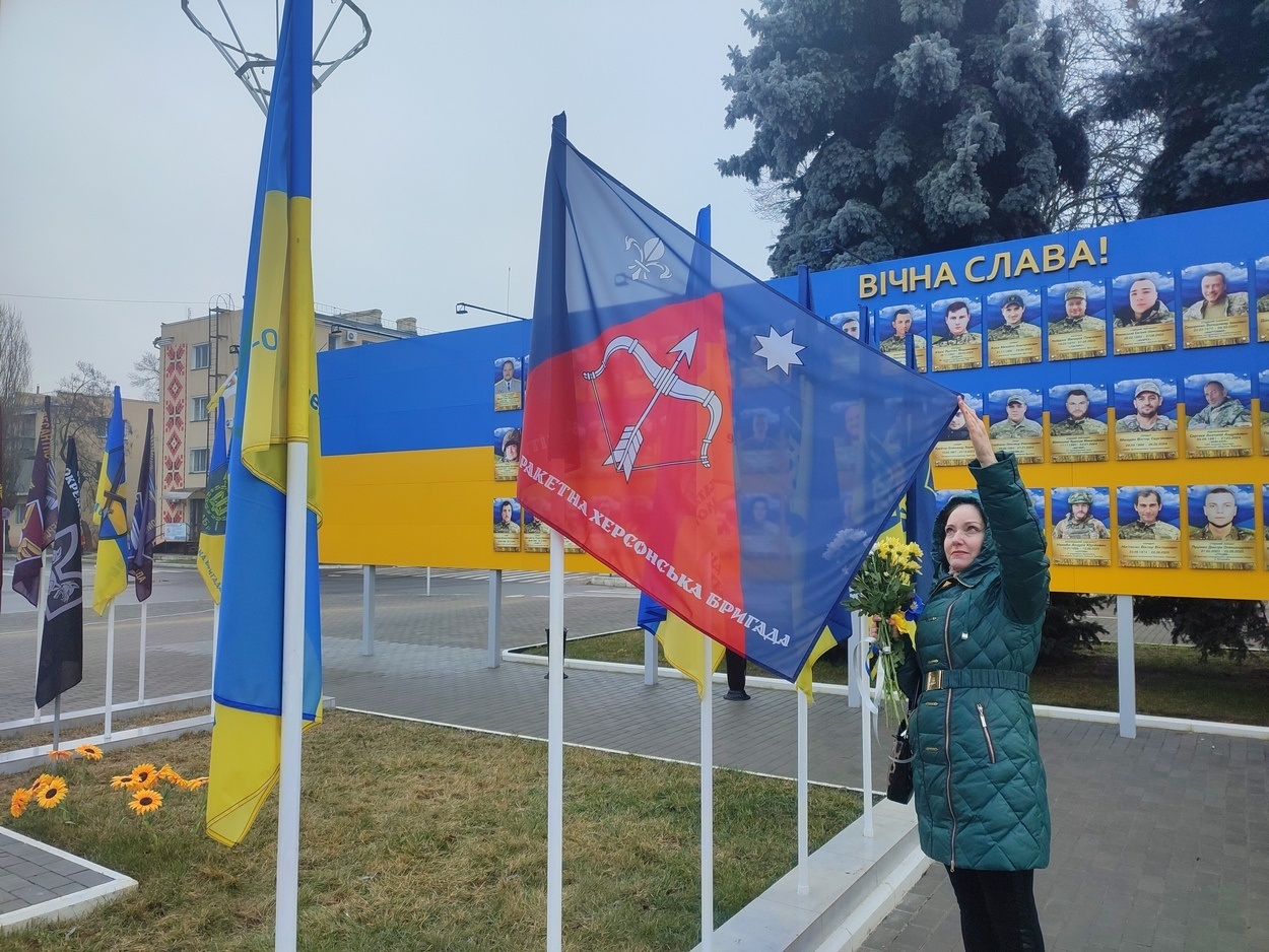 В Ізмаїлі на головній площі міста встановили бойові прапори бригад полеглих героїв-захисників