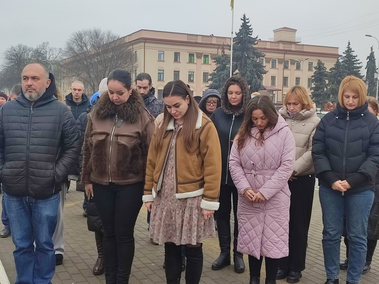 В Ізмаїлі на головній площі міста встановили бойові прапори бригад полеглих героїв-захисників