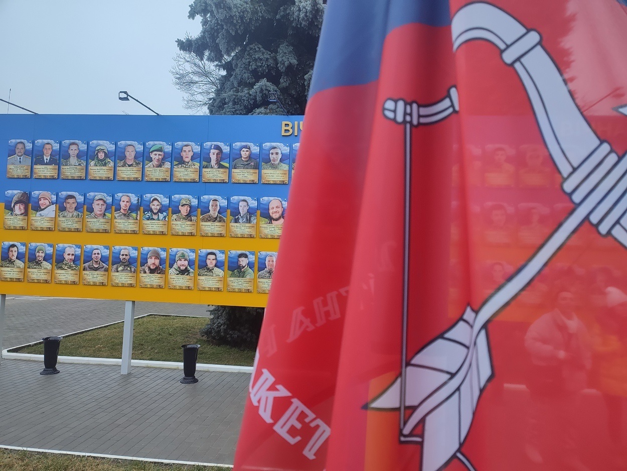В Ізмаїлі на головній площі міста встановили бойові прапори бригад полеглих героїв-захисників