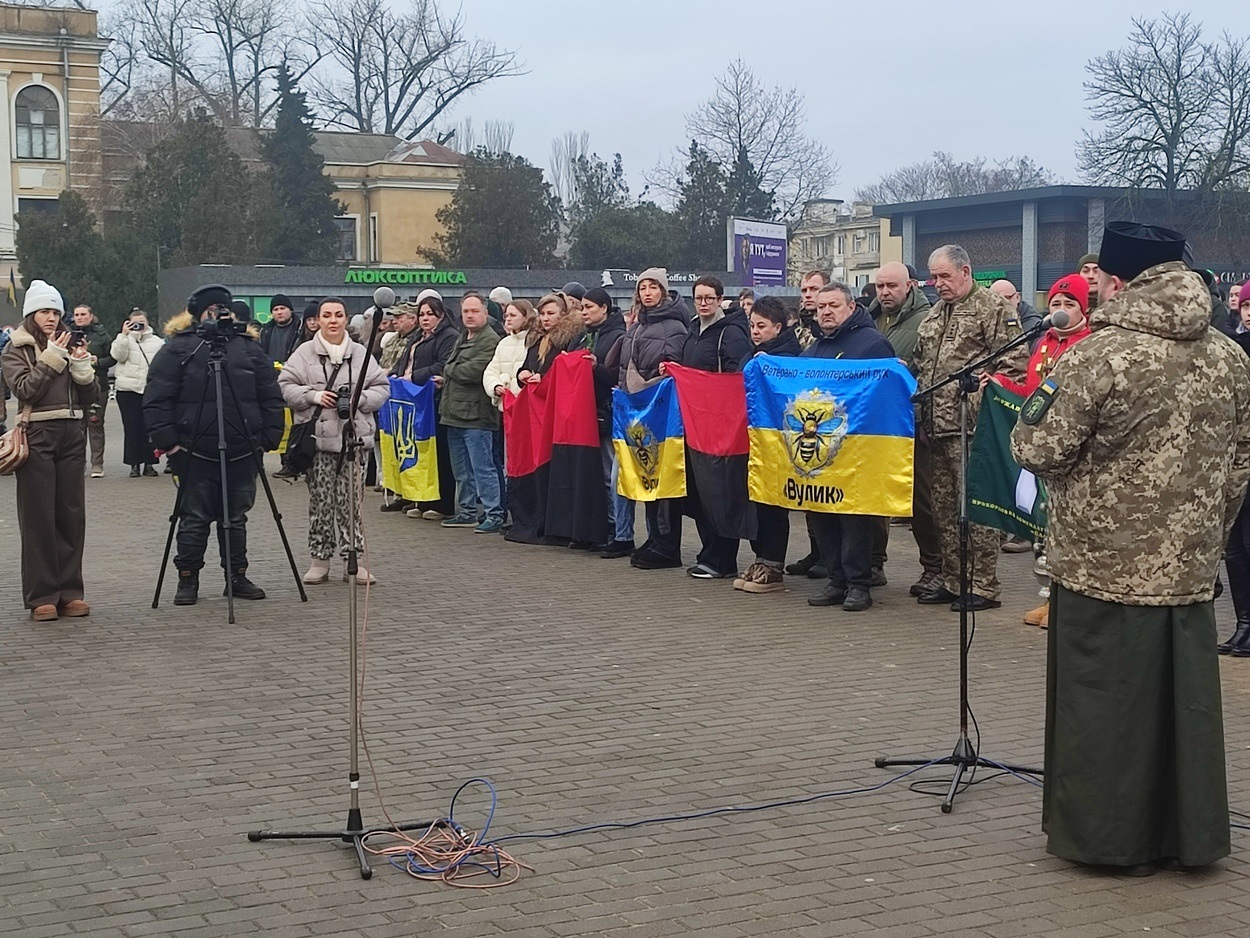 В Ізмаїлі на головній площі міста встановили бойові прапори бригад полеглих героїв-захисників