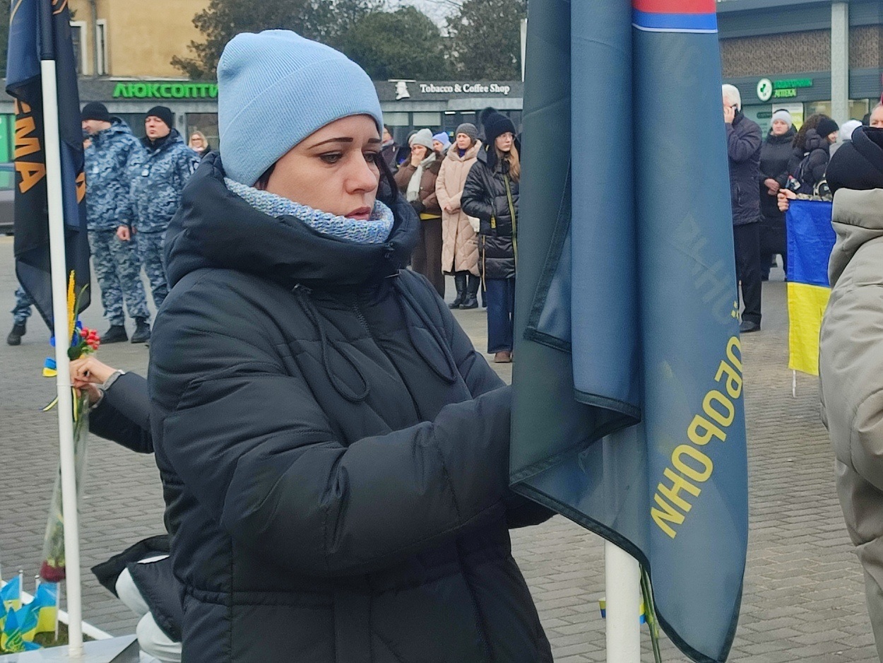 В Ізмаїлі на головній площі міста встановили бойові прапори бригад полеглих героїв-захисників