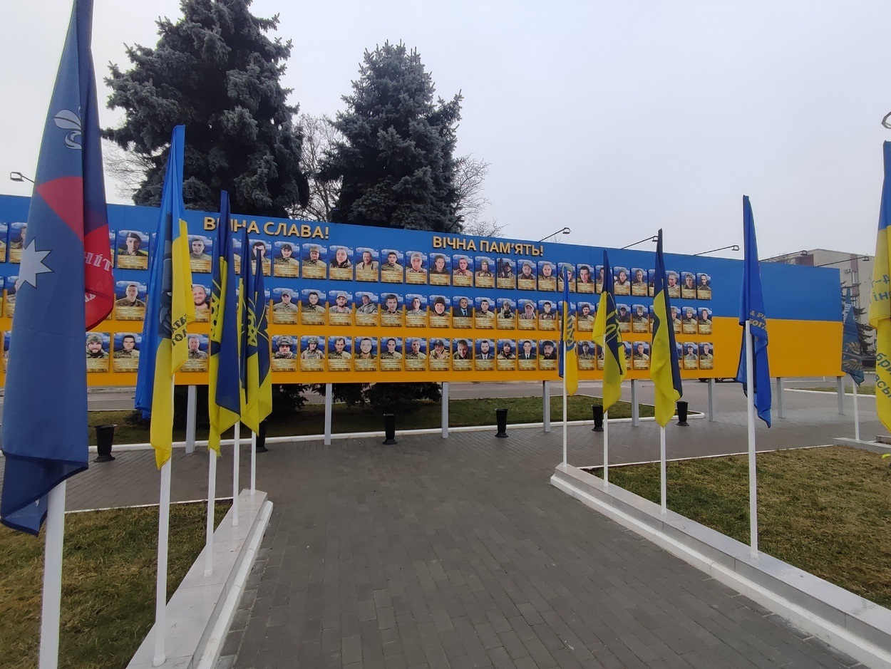 В Ізмаїлі на головній площі міста встановили бойові прапори бригад полеглих героїв-захисників
