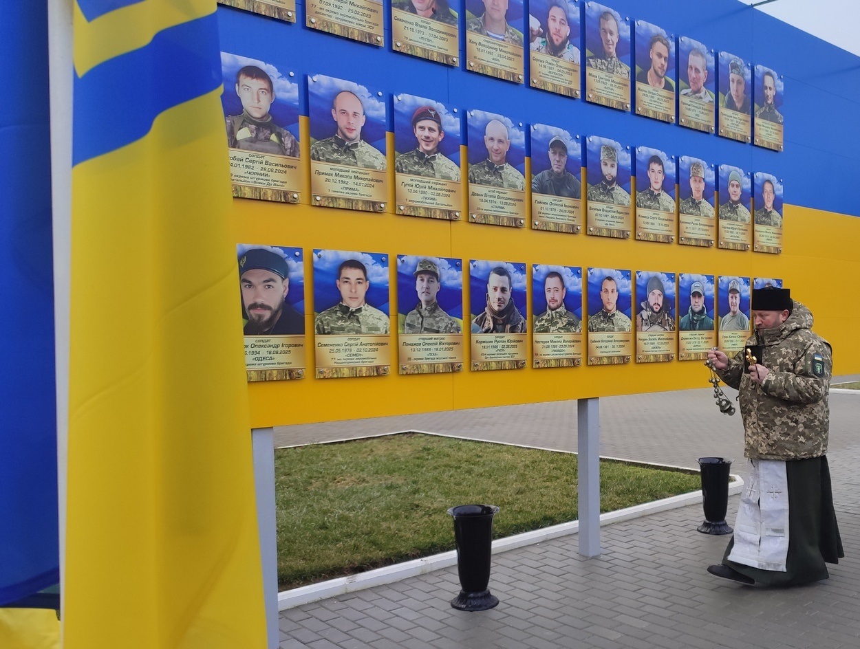 В Ізмаїлі на головній площі міста встановили бойові прапори бригад полеглих героїв-захисників