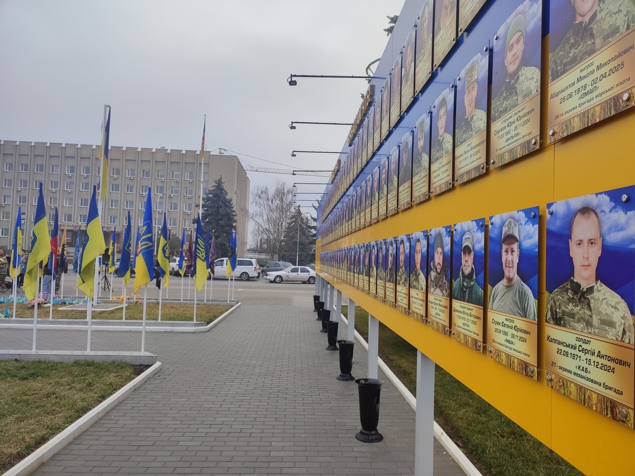 В Ізмаїлі на головній площі міста встановили бойові прапори бригад полеглих героїв-захисників