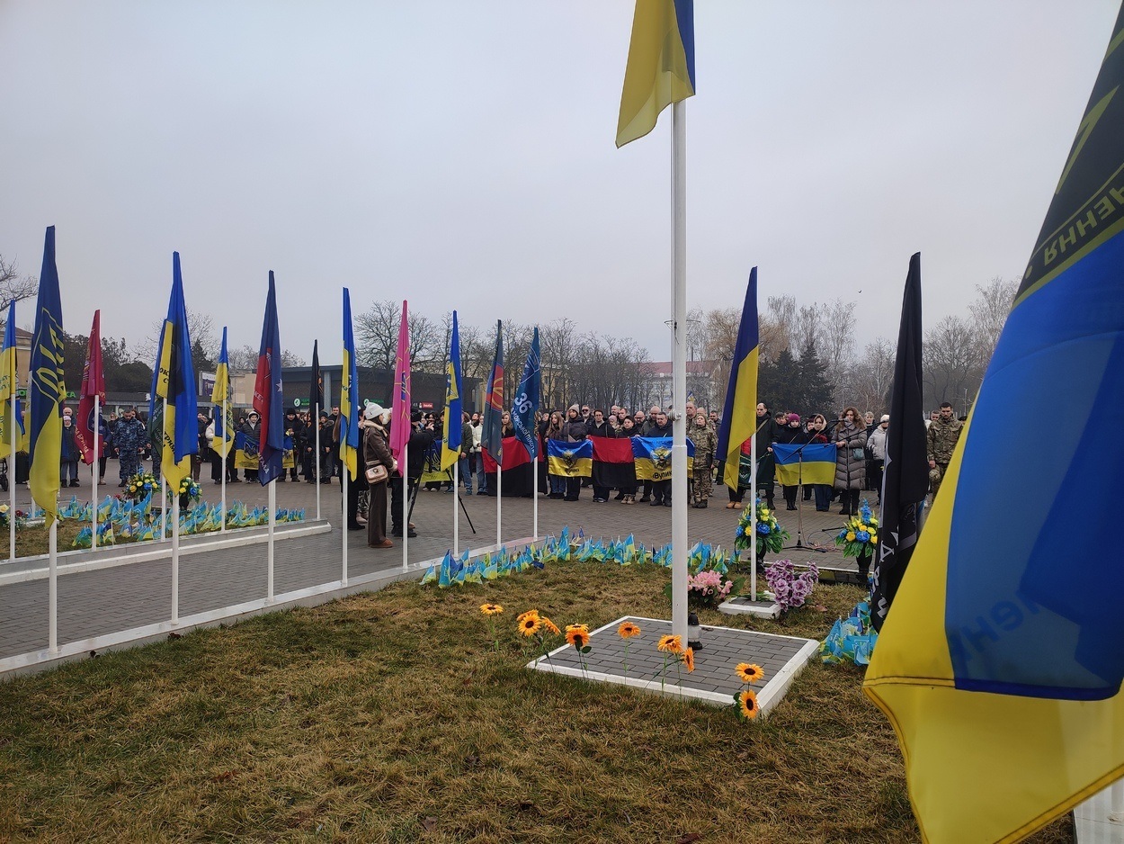 В Ізмаїлі на головній площі міста встановили бойові прапори бригад полеглих героїв-захисників