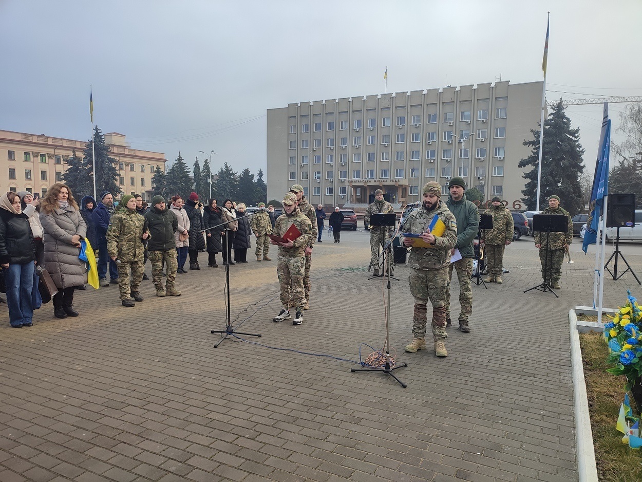 В Ізмаїлі на головній площі міста встановили бойові прапори бригад полеглих героїв-захисників