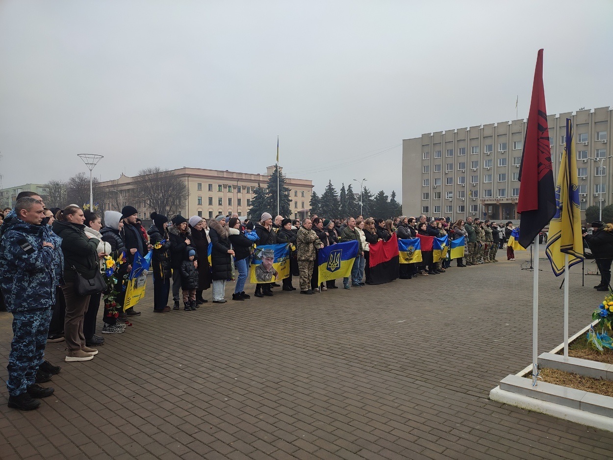 В Ізмаїлі на головній площі міста встановили бойові прапори бригад полеглих героїв-захисників