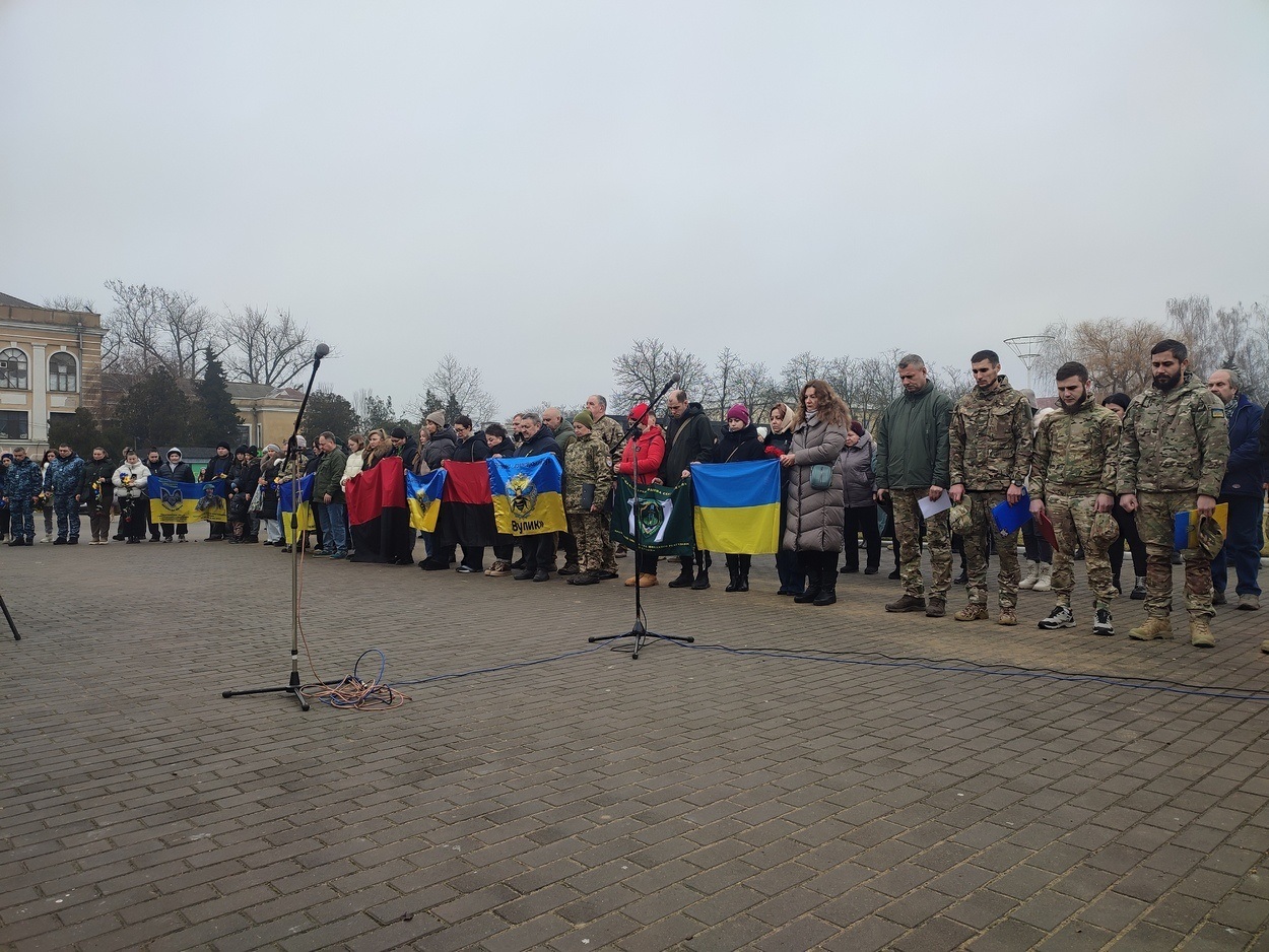 В Ізмаїлі на головній площі міста встановили бойові прапори бригад полеглих героїв-захисників