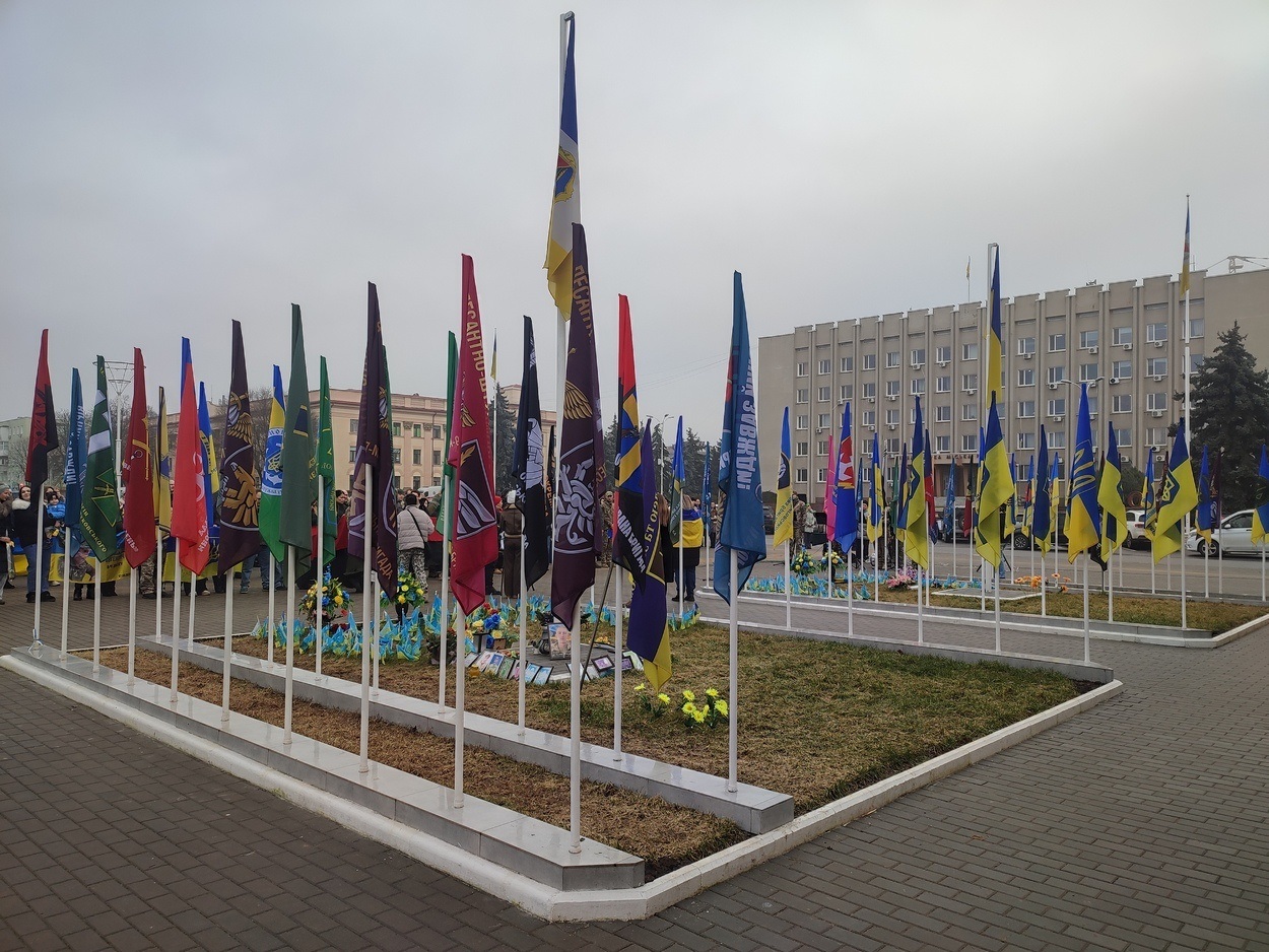 В Ізмаїлі на головній площі міста встановили бойові прапори бригад полеглих героїв-захисників
