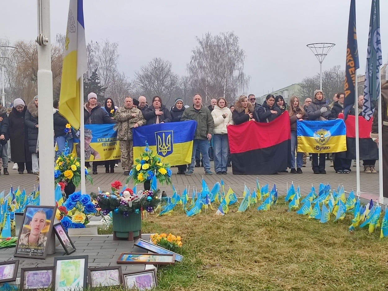 В Ізмаїлі на головній площі міста встановили бойові прапори бригад полеглих героїв-захисників
