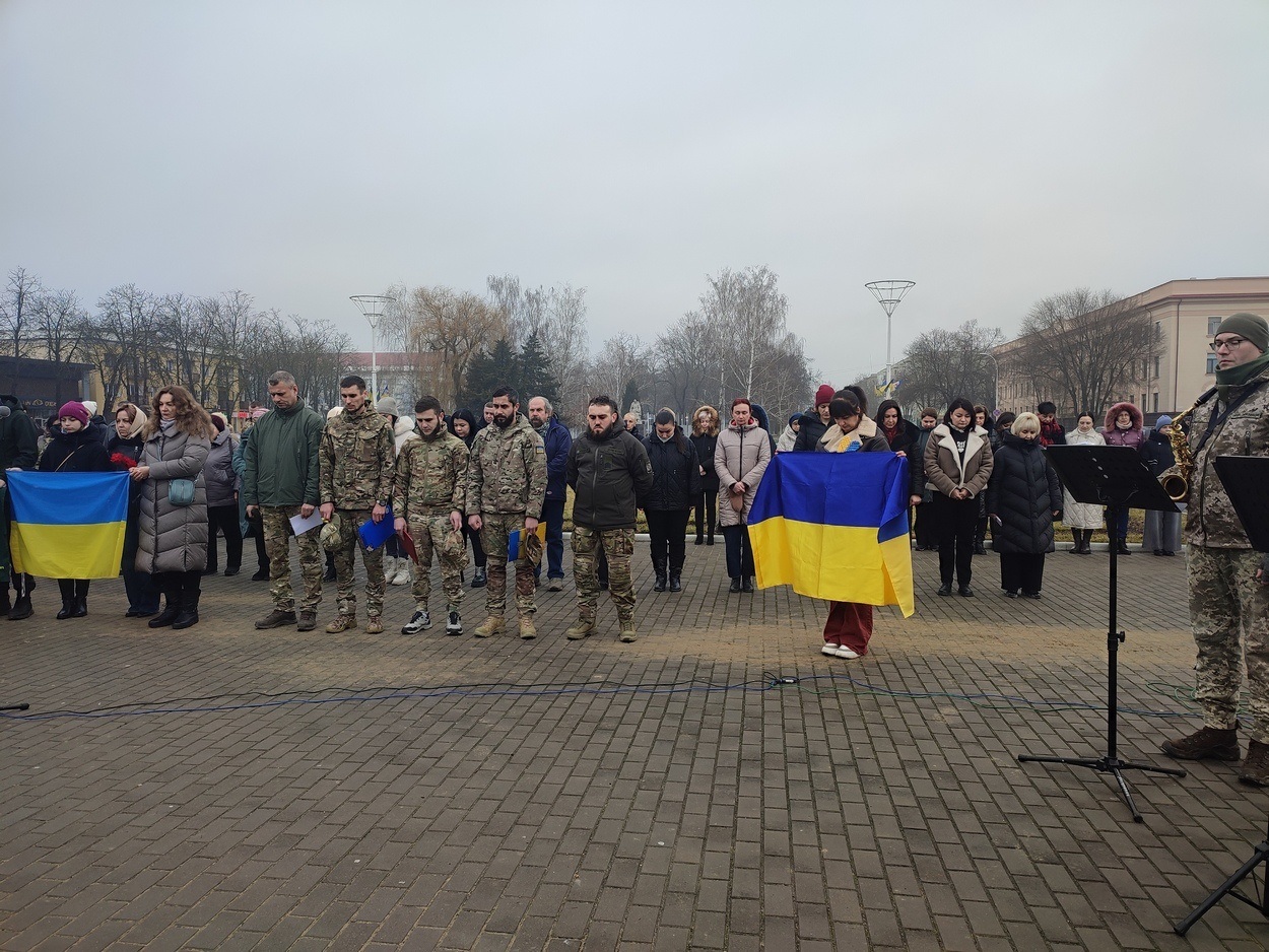 В Ізмаїлі на головній площі міста встановили бойові прапори бригад полеглих героїв-захисників