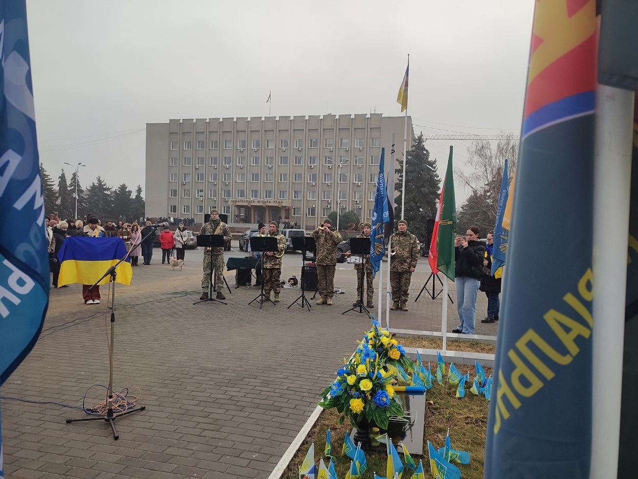 В Ізмаїлі на головній площі міста встановили бойові прапори бригад полеглих героїв-захисників