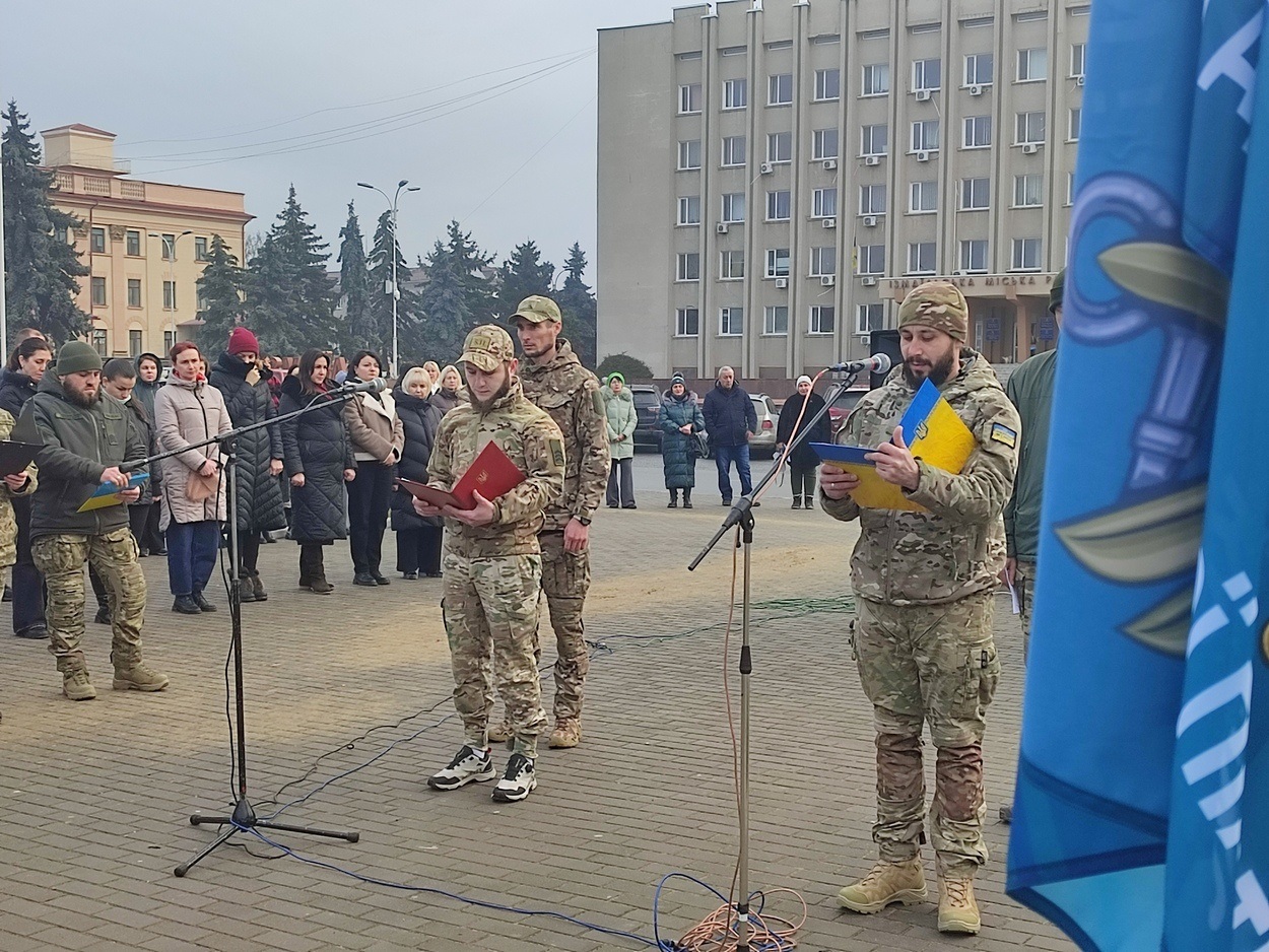 В Ізмаїлі на головній площі міста встановили бойові прапори бригад полеглих героїв-захисників