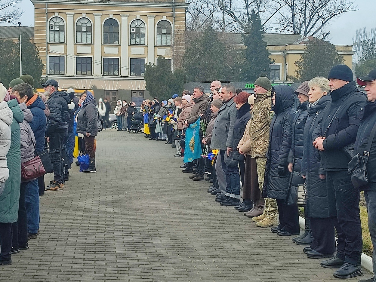 В Ізмаїлі на головній площі міста встановили бойові прапори бригад полеглих героїв-захисників