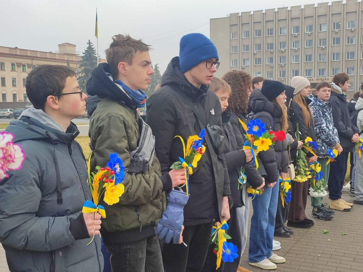 В Ізмаїлі на головній площі міста встановили бойові прапори бригад полеглих героїв-захисників