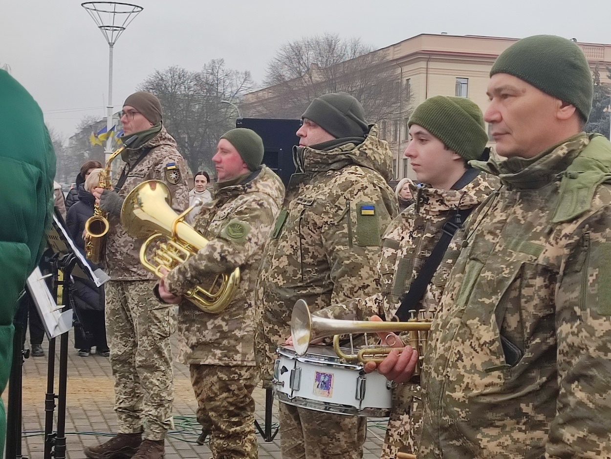 В Ізмаїлі на головній площі міста встановили бойові прапори бригад полеглих героїв-захисників