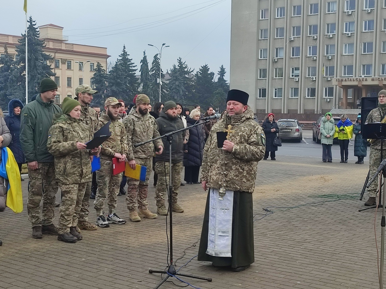В Ізмаїлі на головній площі міста встановили бойові прапори бригад полеглих героїв-захисників