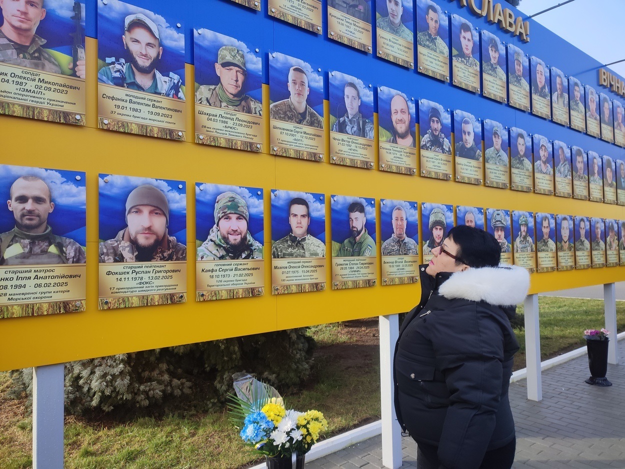 В Ізмаїлі на головній площі міста встановили бойові прапори бригад полеглих героїв-захисників
