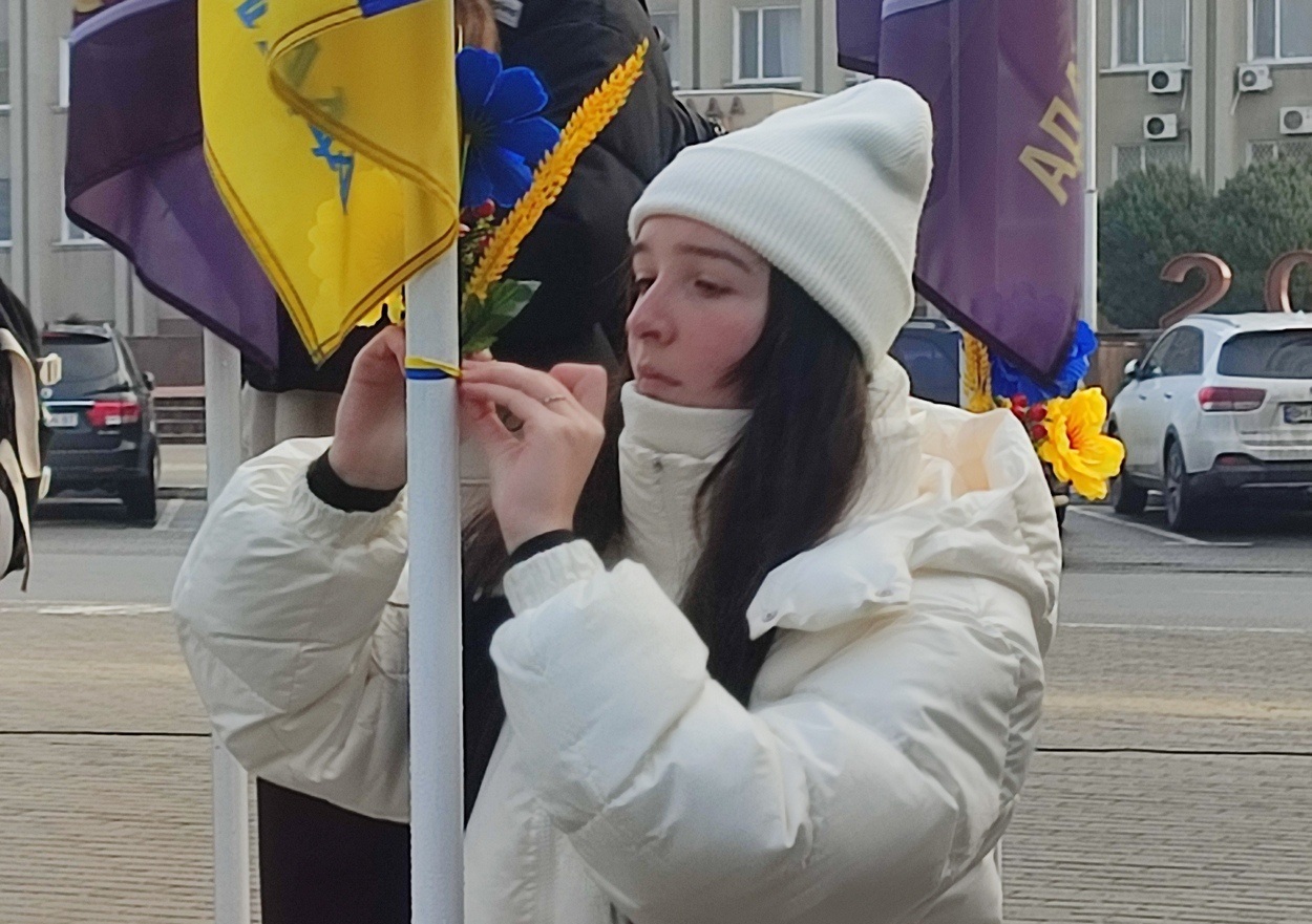 В Ізмаїлі на головній площі міста встановили бойові прапори бригад полеглих героїв-захисників