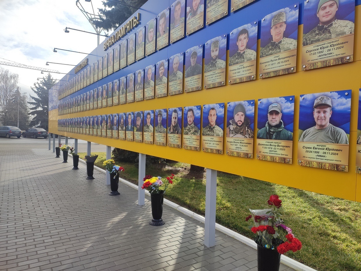 В Ізмаїлі на головній площі міста встановили бойові прапори бригад полеглих героїв-захисників