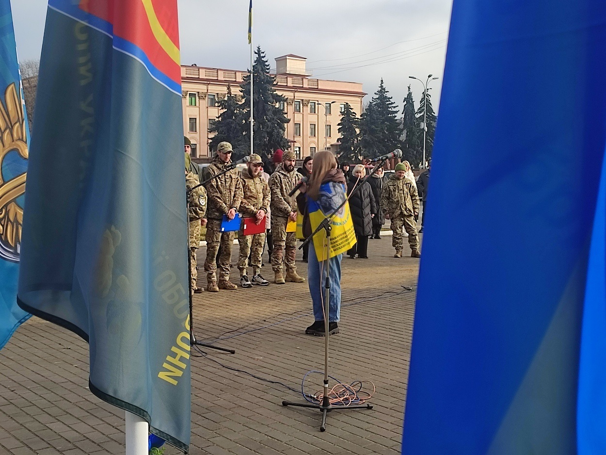 В Ізмаїлі на головній площі міста встановили бойові прапори бригад полеглих героїв-захисників
