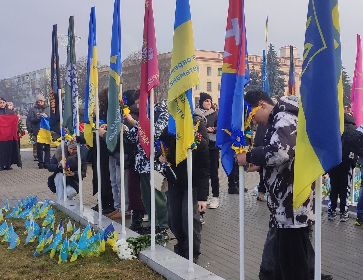 В Ізмаїлі на головній площі міста встановили бойові прапори бригад полеглих героїв-захисників