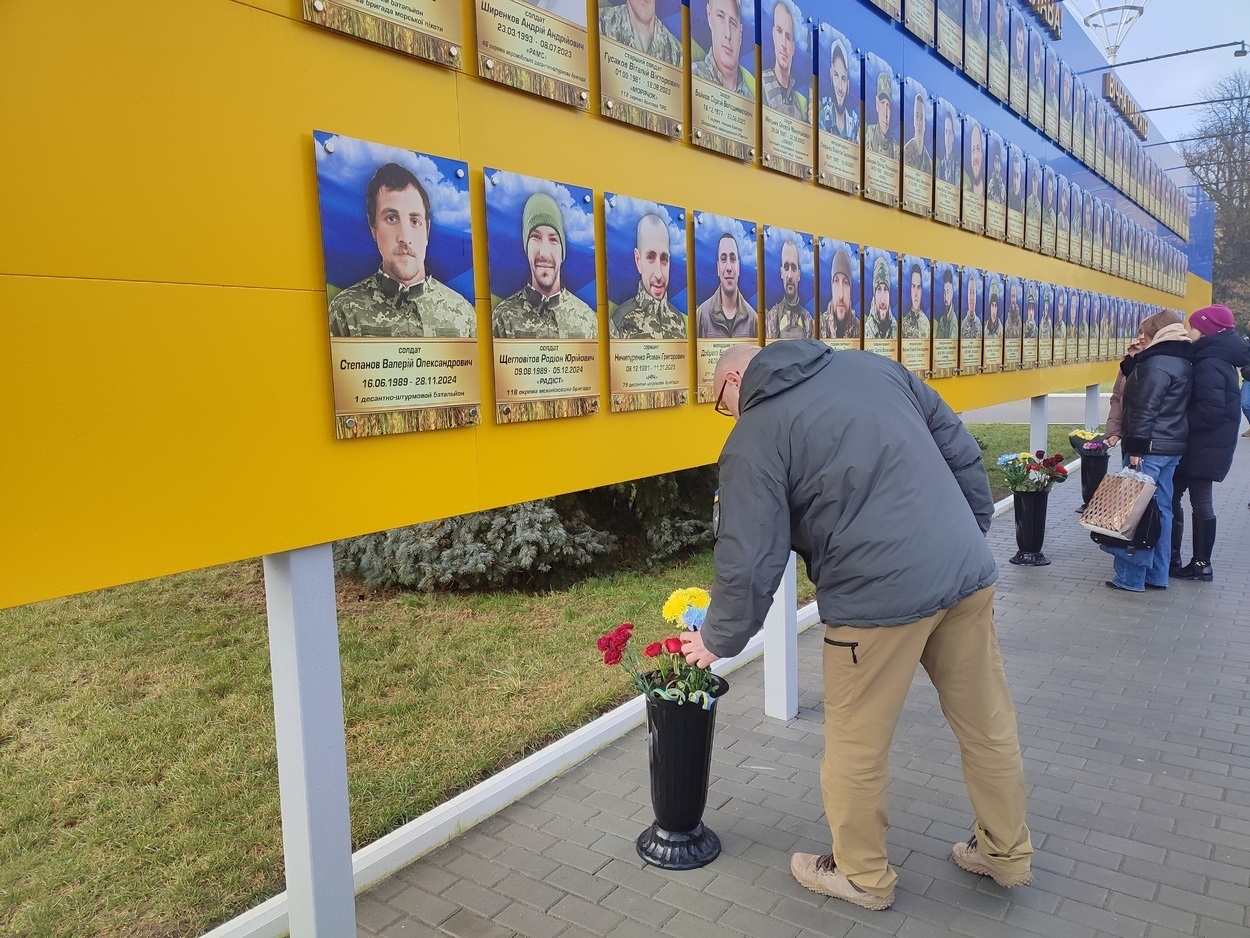 В Ізмаїлі на головній площі міста встановили бойові прапори бригад полеглих героїв-захисників