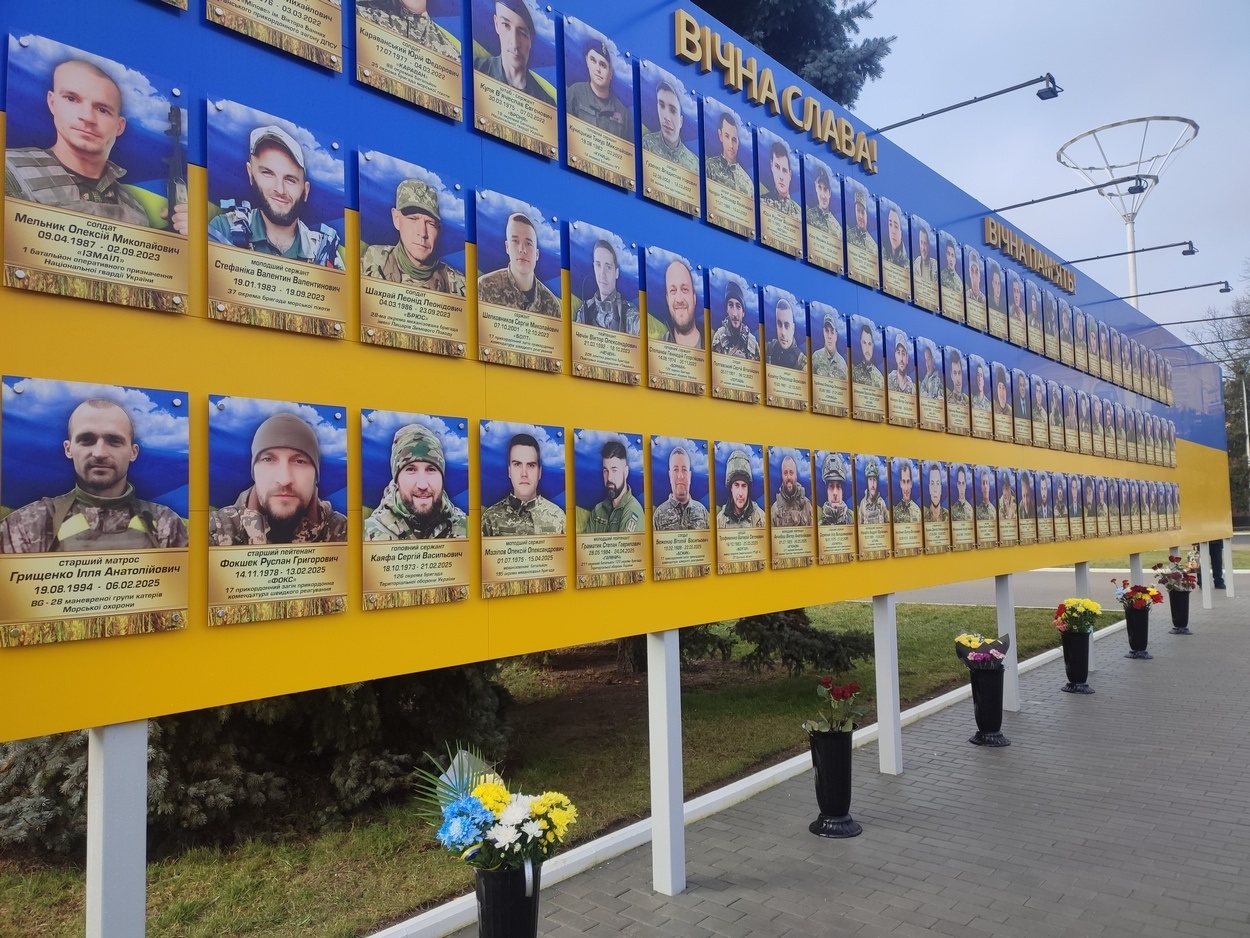 В Ізмаїлі на головній площі міста встановили бойові прапори бригад полеглих героїв-захисників