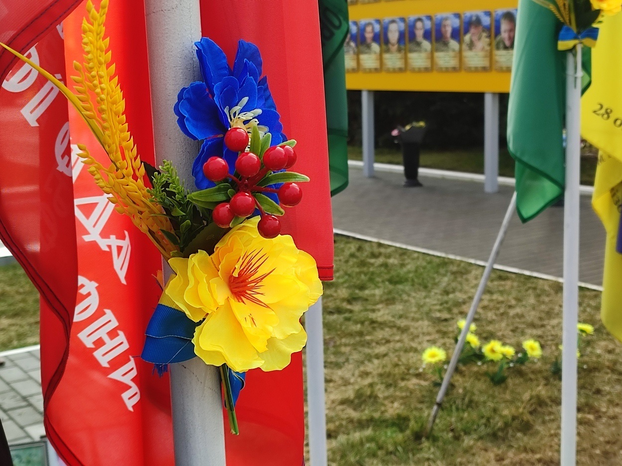 В Ізмаїлі на головній площі міста встановили бойові прапори бригад полеглих героїв-захисників