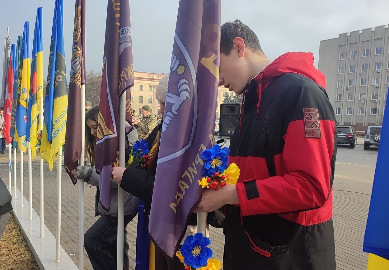 В Ізмаїлі на головній площі міста встановили бойові прапори бригад полеглих героїв-захисників
