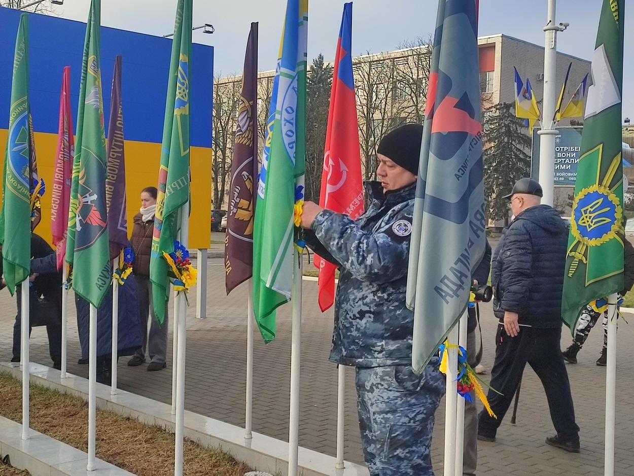 В Ізмаїлі на головній площі міста встановили бойові прапори бригад полеглих героїв-захисників