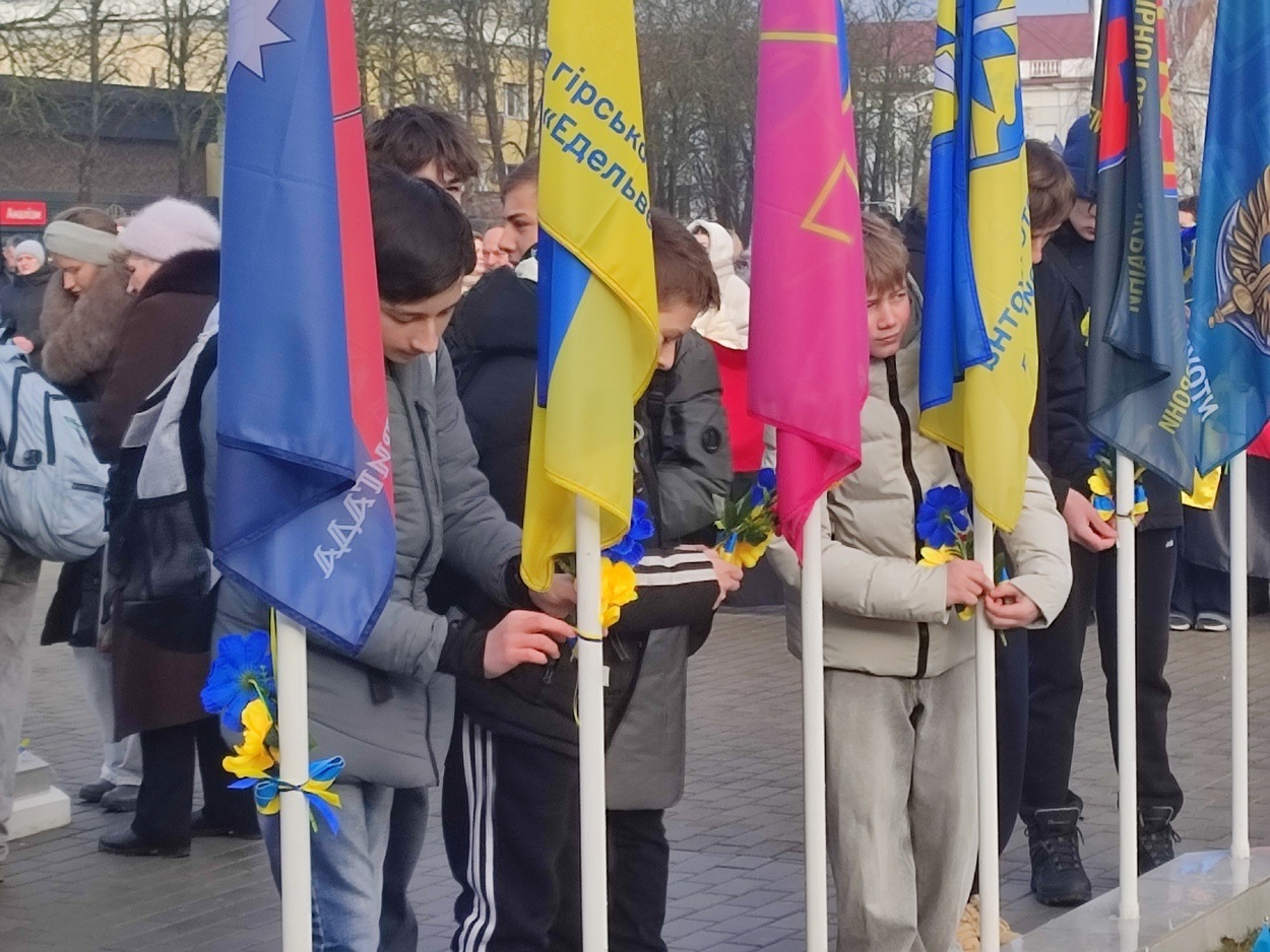 В Ізмаїлі на головній площі міста встановили бойові прапори бригад полеглих героїв-захисників