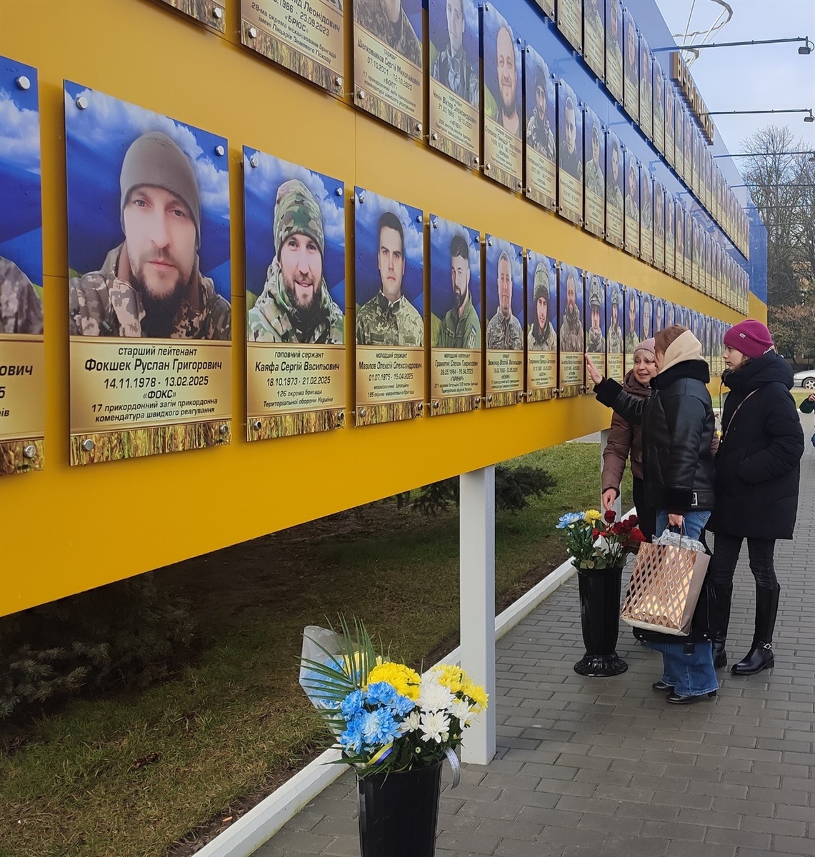 В Ізмаїлі на головній площі міста встановили бойові прапори бригад полеглих героїв-захисників