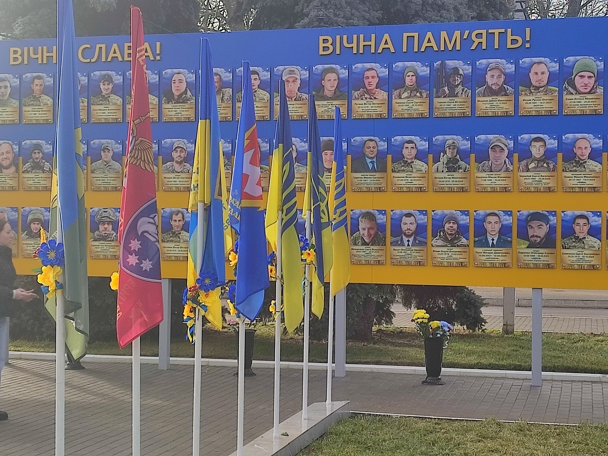 В Ізмаїлі на головній площі міста встановили бойові прапори бригад полеглих героїв-захисників