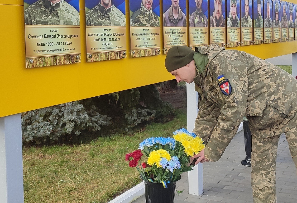В Ізмаїлі на головній площі міста встановили бойові прапори бригад полеглих героїв-захисників