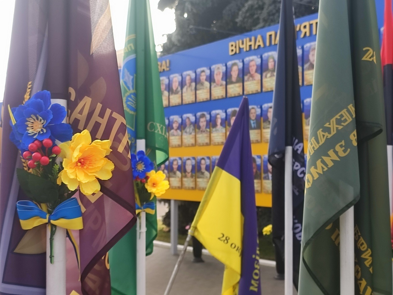 В Ізмаїлі на головній площі міста встановили бойові прапори бригад полеглих героїв-захисників