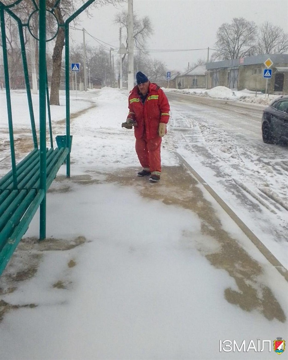 Через негоду в Ізмаїлі спеціалісти комунальних служб працюють в цілодобовому режимі