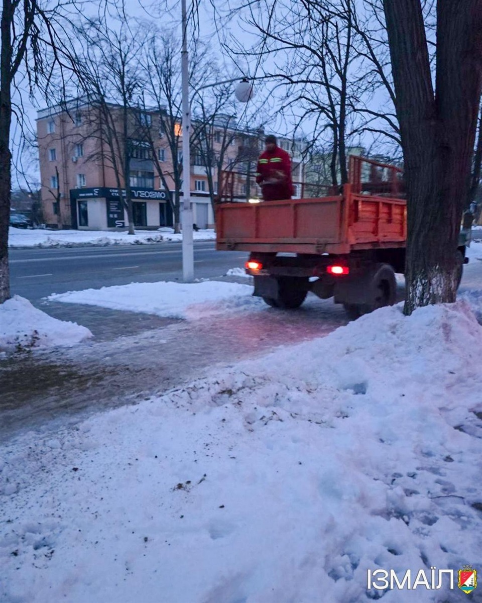 Через негоду в Ізмаїлі спеціалісти комунальних служб працюють в цілодобовому режимі