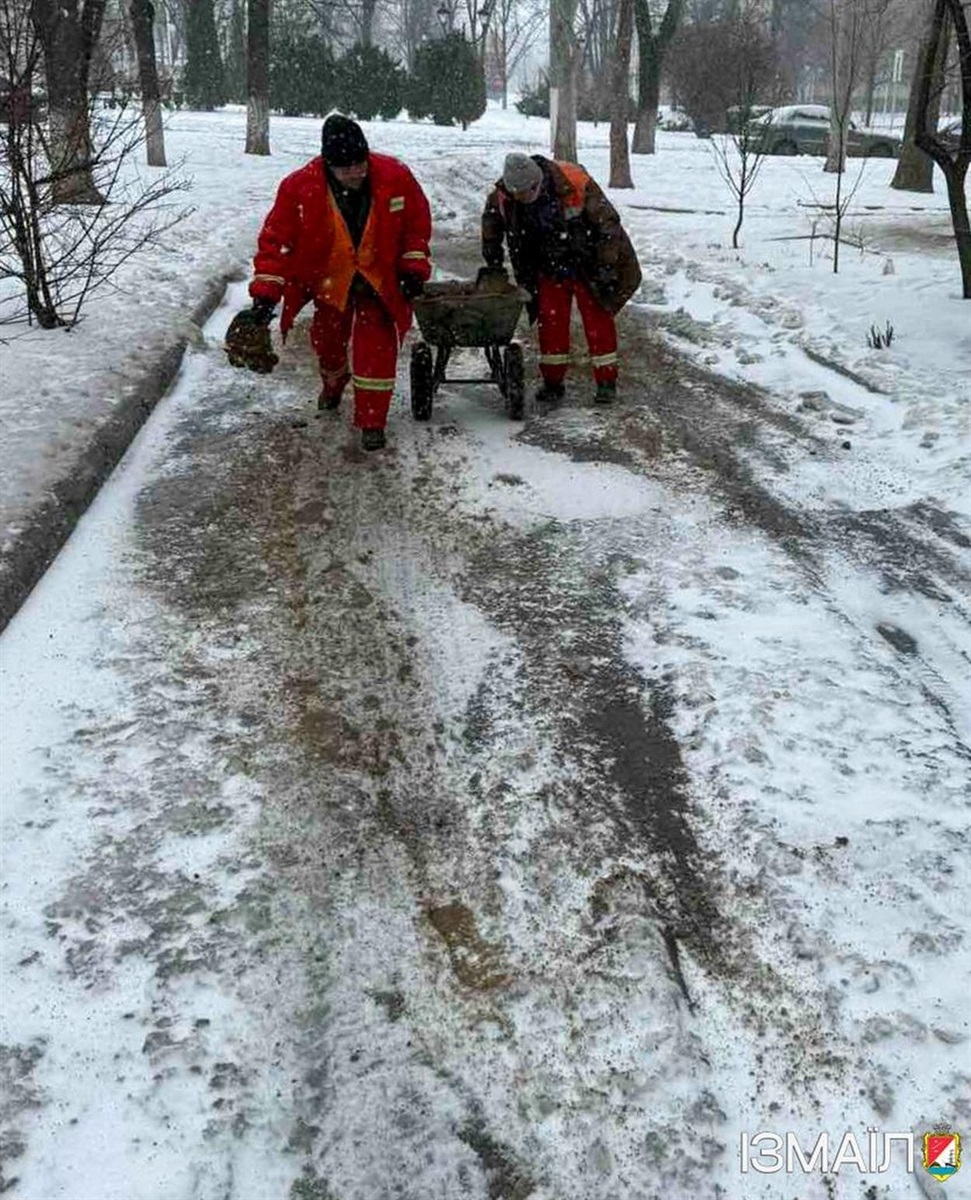 Через негоду в Ізмаїлі спеціалісти комунальних служб працюють в цілодобовому режимі