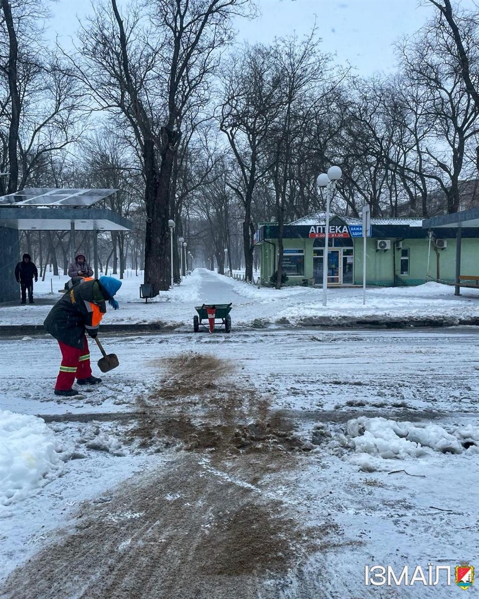 Через негоду в Ізмаїлі спеціалісти комунальних служб працюють в цілодобовому режимі