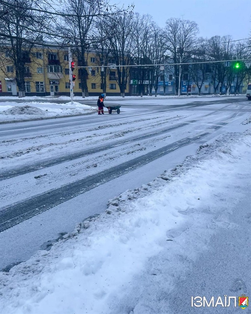 Через негоду в Ізмаїлі спеціалісти комунальних служб працюють в цілодобовому режимі