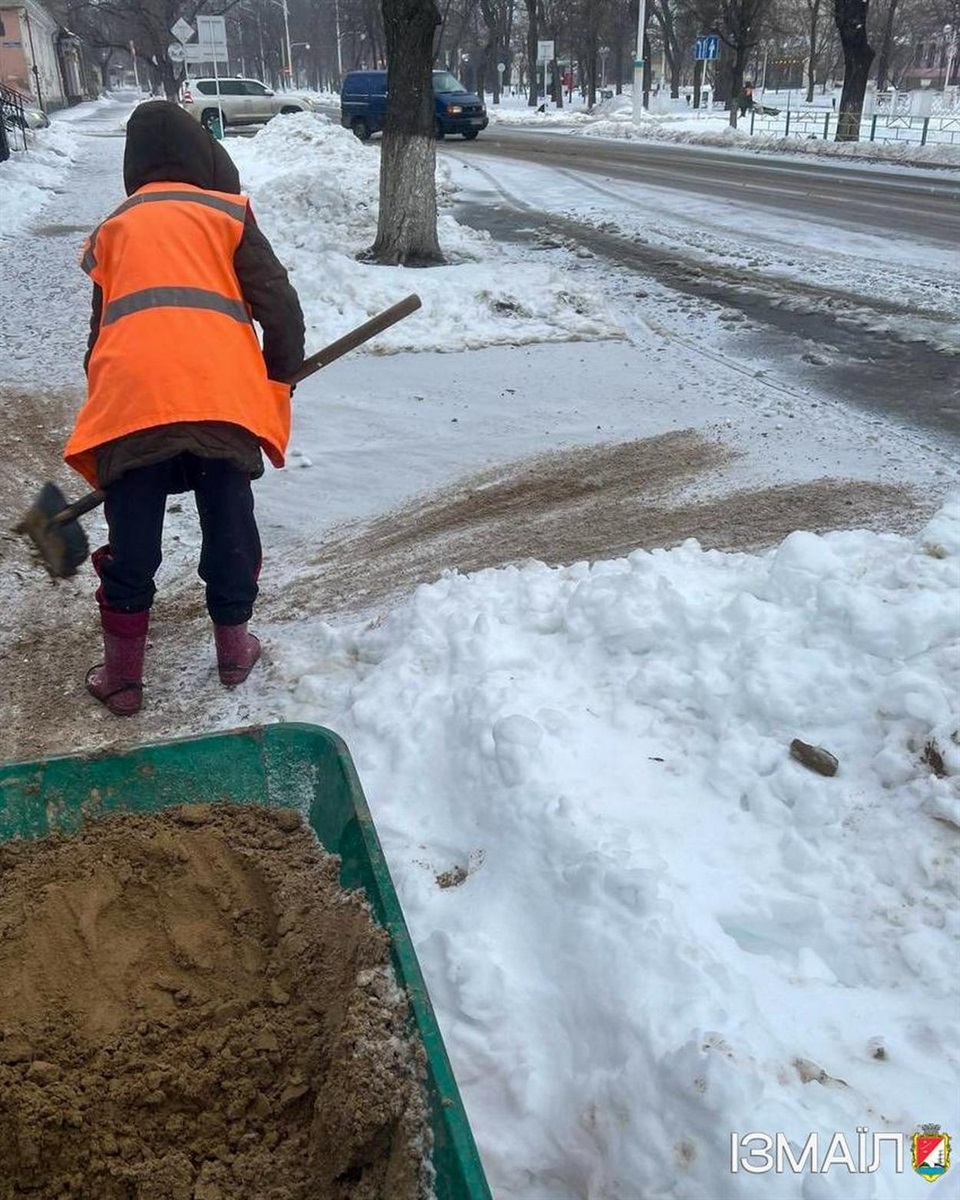Через негоду в Ізмаїлі спеціалісти комунальних служб працюють в цілодобовому режимі