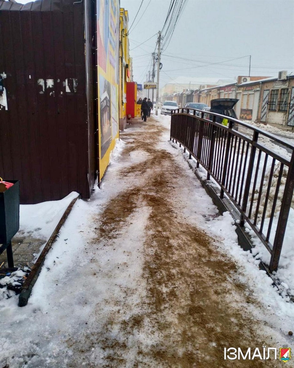 Через негоду в Ізмаїлі спеціалісти комунальних служб працюють в цілодобовому режимі