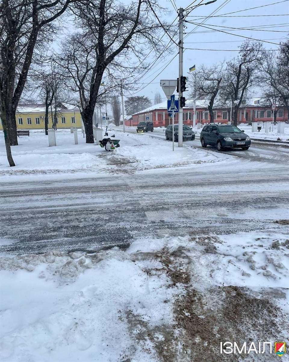 Через негоду в Ізмаїлі спеціалісти комунальних служб працюють в цілодобовому режимі