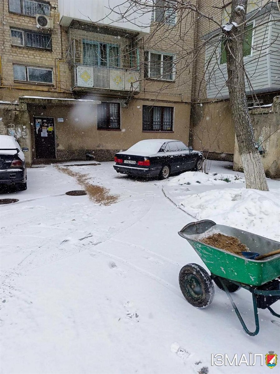 Через негоду в Ізмаїлі спеціалісти комунальних служб працюють в цілодобовому режимі