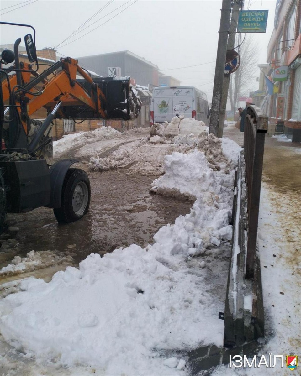 Через негоду в Ізмаїлі спеціалісти комунальних служб працюють в цілодобовому режимі